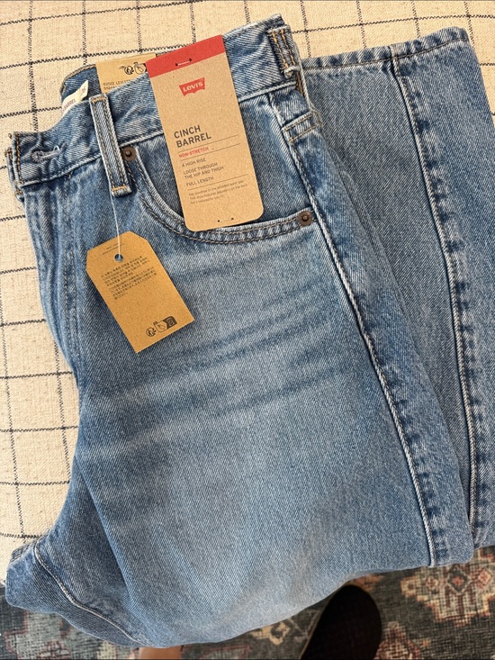 Levi's Denim - NWT Women’s Levi's Jeans Cinch Barrel size 26/31